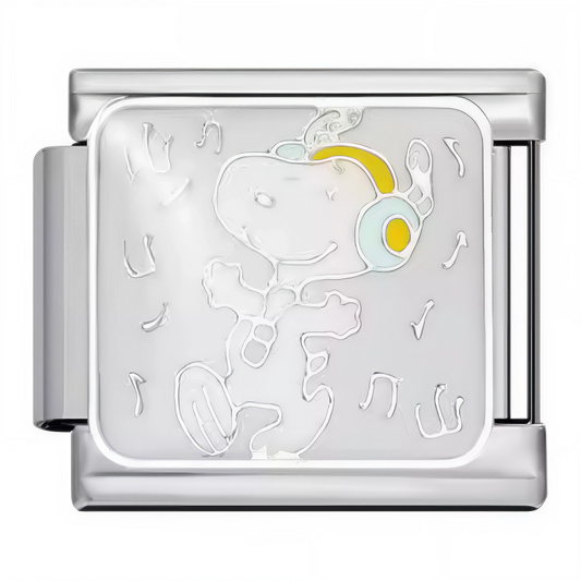 Ce charm italien représente Snoopy tout sourire, casque audio sur la tête, profitant de sa musique préférée. Fabriqué en acier inoxydable de haute qualité, il allie robustesse et détails soignés pour un rendu moderne et joyeux. Facile à fixer, il s’adapte à nos bracelets composés de 17 maillons extensibles et réglables, convenant à toutes les tailles de poignet. Compatible avec tous nos charms italiens, ce bijou est idéal pour personnaliser votre bracelet avec une touche musicale et fun.