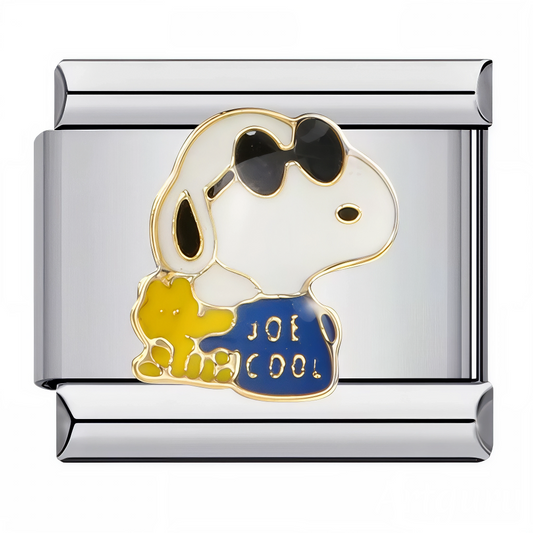 Ce charm italien stylé met en scène Snoopy dans son rôle iconique de « Joe Cool », lunettes de soleil et t-shirt bleu, accompagné de son fidèle ami Woodstock. Fabriqué en acier inoxydable de haute qualité, il allie robustesse et détails colorés pour un effet à la fois fun et élégant. Facile à fixer, il s’adapte à nos bracelets composés de 17 maillons extensibles et réglables, convenant à toutes les tailles de poignet. Compatible avec tous nos charms italiens, il est parfait pour personnaliser votre bracelet