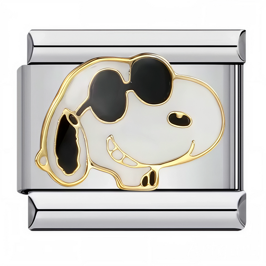 Ce charm italien ultra stylé représente Snoopy dans une version “swag”, arborant des lunettes noires qui lui donnent un look résolument cool et moderne. Fabriqué en acier inoxydable de haute qualité, il allie résistance et détails soignés pour un bijou tendance. Facile à fixer, il s’adapte à nos bracelets composés de 17 maillons extensibles et réglables, convenant à toutes les tailles de poignet. Compatible avec tous nos charms italiens, il est parfait pour apporter une touche fun et branchée à votre collec