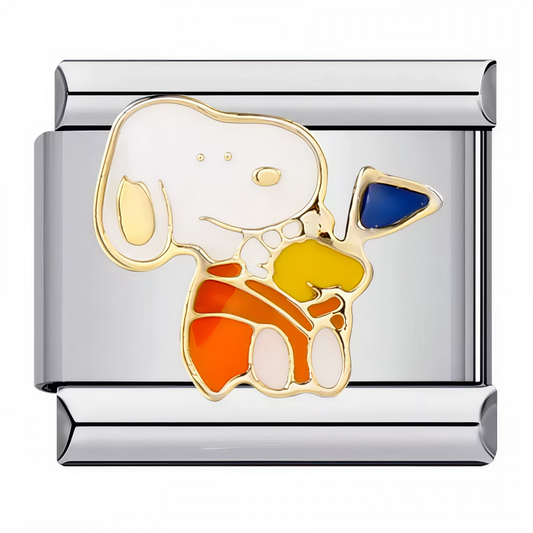 Ce charm italien adorable capture Snoopy assis, tenant tendrement Woodstock dans ses bras, tous deux enveloppés d’une couverture chaleureuse. Confectionné en acier inoxydable de haute qualité avec des détails finement travaillés, il allie douceur et robustesse pour un rendu touchant et authentique. Facile à fixer, il se glisse parfaitement sur nos bracelets composés de 17 maillons extensibles et réglables, adaptés à tous les poignets. Compatible avec tous nos charms italiens, ce bijou est parfait pour céléb