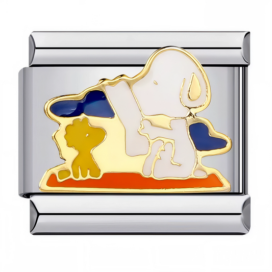 Ce charm italien attendrissant montre Snoopy et Woodstock profitant d’un moment paisible devant un magnifique coucher de soleil. Fabriqué en acier inoxydable de haute qualité, il allie solidité et couleurs éclatantes pour un rendu plein de douceur et de nostalgie. Facile à fixer, il s’adapte à nos bracelets composés de 17 maillons extensibles et réglables, convenant à toutes les tailles de poignet. Compatible avec tous nos charms italiens, ce bijou apportera une touche poétique et chaleureuse à votre collec