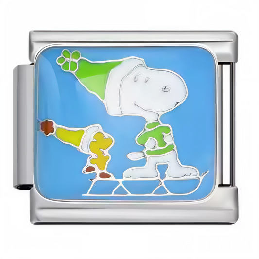 Ce charm italien festif met en scène Snoopy et Woodstock vêtus de leurs adorables bonnets et tenues de Noël. Fabriqué en acier inoxydable de haute qualité, il allie robustesse et couleurs vives pour apporter une touche de magie hivernale à votre bracelet. Facile à fixer, il s’adapte à nos bracelets composés de 17 maillons extensibles et réglables, convenant à toutes les tailles de poignet. Compatible avec tous nos charms italiens, ce bijou est parfait pour célébrer les fêtes avec style et nostalgie.
