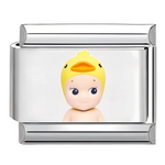 Ce charm italien adorable représente Sonny Angel coiffé d’un petit bonnet canard jaune vif, apportant une touche ludique et colorée à votre bracelet. Confectionné en acier inoxydable argenté de haute qualité, il séduit par ses détails précis et sa finition brillante qui plairont aux fans de ce personnage charmant. Facile à fixer, il s’adapte parfaitement à nos bracelets composés de 17 maillons extensibles et réglables, adaptés à tous les poignets. Compatible avec tous nos charms italiens, ce bijou est idéal