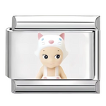 Ce charm italien mignon représente Sonny Angel coiffé d’un bonnet souris gris, apportant une touche douce et espiègle à votre bracelet. Confectionné en acier inoxydable argenté de haute qualité, il séduit par ses détails délicats et sa finition brillante qui raviront les amateurs de ce petit ange emblématique. Facile à fixer, il s’adapte parfaitement à nos bracelets composés de 17 maillons extensibles et réglables, adaptés à tous les poignets. Compatible avec tous nos charms italiens, ce bijou est parfait p
