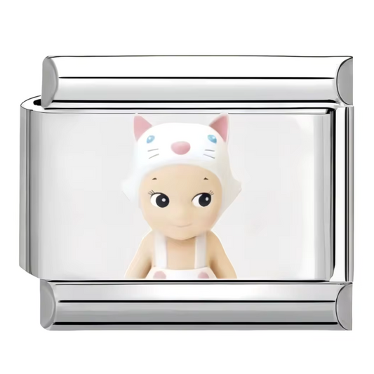 Ce charm italien mignon représente Sonny Angel coiffé d’un bonnet souris gris, apportant une touche douce et espiègle à votre bracelet. Confectionné en acier inoxydable argenté de haute qualité, il séduit par ses détails délicats et sa finition brillante qui raviront les amateurs de ce petit ange emblématique. Facile à fixer, il s’adapte parfaitement à nos bracelets composés de 17 maillons extensibles et réglables, adaptés à tous les poignets. Compatible avec tous nos charms italiens, ce bijou est parfait p
