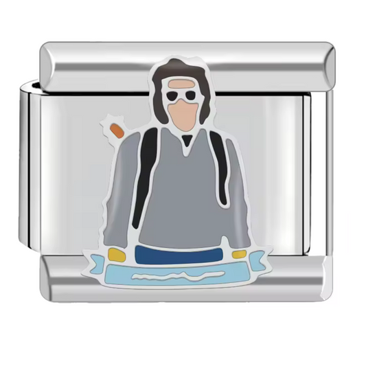 Ce charm italien met à l’honneur Steve Harrington, le babysitter préféré et héros charismatique de Stranger Things. Fabriqué en acier inoxydable de haute qualité, il associe solidité et détails précis pour un rendu fidèle au personnage. Facile à fixer, il s’adapte à nos bracelets composés de 17 maillons extensibles et réglables, convenant à toutes les tailles de poignet. Compatible avec tous nos charms italiens, il est parfait pour ajouter une touche geek et élégante à votre bijou personnalisé.