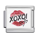 Affichez une allure chic et mystérieuse avec ce charm italien en&nbsp;argent&nbsp;inspiré des codes du glamour et des messages secrets. Orné d’une trace de lèvre et du mot&nbsp;XOXO, il évoque les baisers, les rumeurs et l’élégance des univers les plus tendance. Un bijou raffiné et audacieux, parfait pour apporter une touche fashion, féminine et irrésistible à votre collection.

Caractéristiques :

- Matière : Argent 925.
- Thème : Glamour, amour, secrets, mode.
- Design : Trace de lèvre, inscription XOXO, 