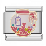 Ce charm italien enchante avec un bocal rose rempli de cœurs multicolores virevoltants, un petit nounours rose au centre portant un cœur, et un ruban festonné avec étiquette pour une explosion d'amour kawaii et romantique. Parfait pour les cœurs tendres et les âmes romantiques qui veulent emporter un trésor d'affection sur leur bracelet à charms italien.