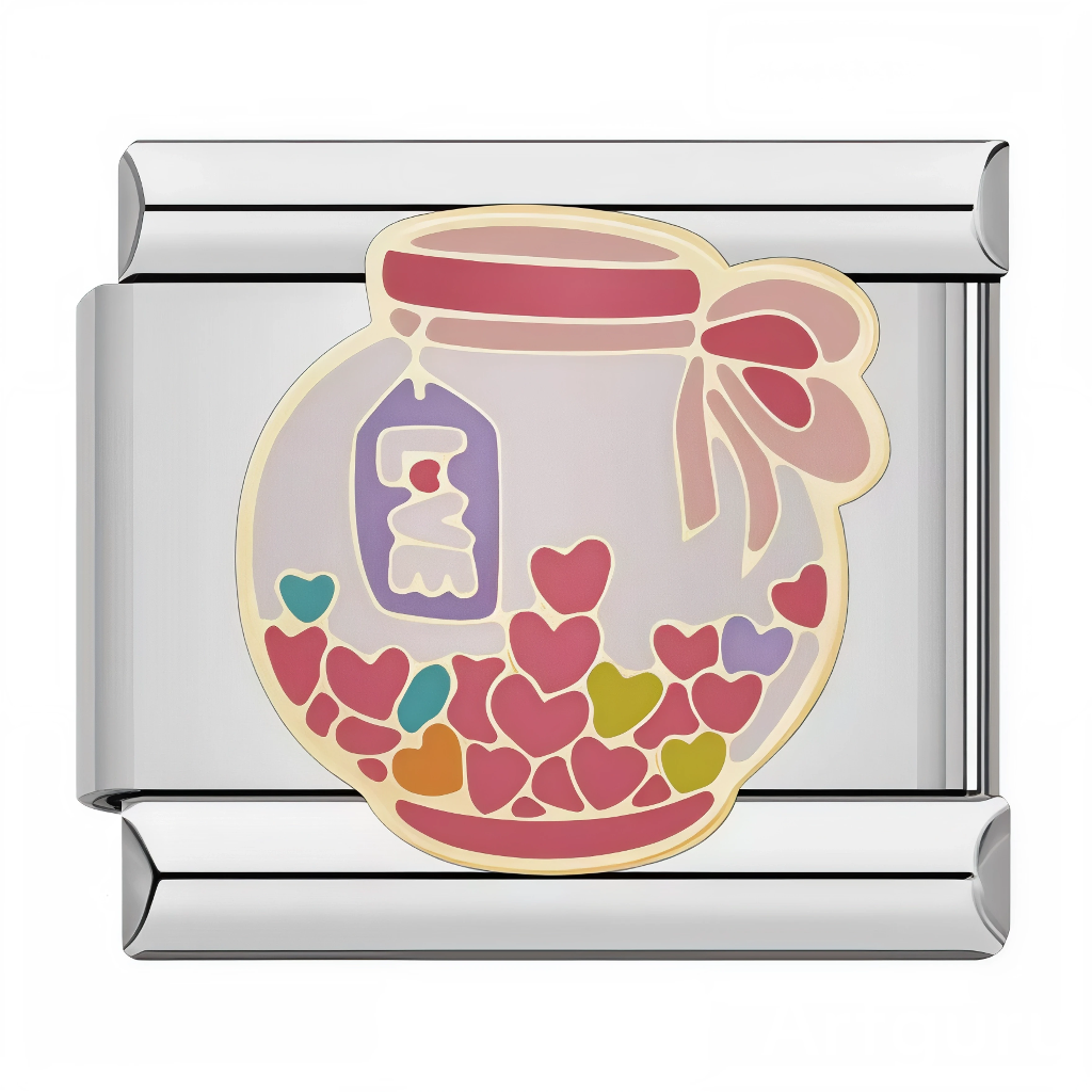 Ce charm italien enchante avec un bocal rose rempli de cœurs multicolores virevoltants, un petit nounours rose au centre portant un cœur, et un ruban festonné avec étiquette pour une explosion d'amour kawaii et romantique. Parfait pour les cœurs tendres et les âmes romantiques qui veulent emporter un trésor d'affection sur leur bracelet à charms italien.