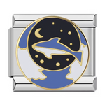 Ce charm italien montre un&nbsp;dauphin stylisé nageant devant un ciel nocturne noir parsemé d’étoiles dorées et d’un croissant de lune, le tout encerclé par des vagues bleues et blanches. Il convient parfaitement aux amoureux de l’océan et des univers mystiques qui souhaitent une touche poétique sur leur bracelet à charms italien.
