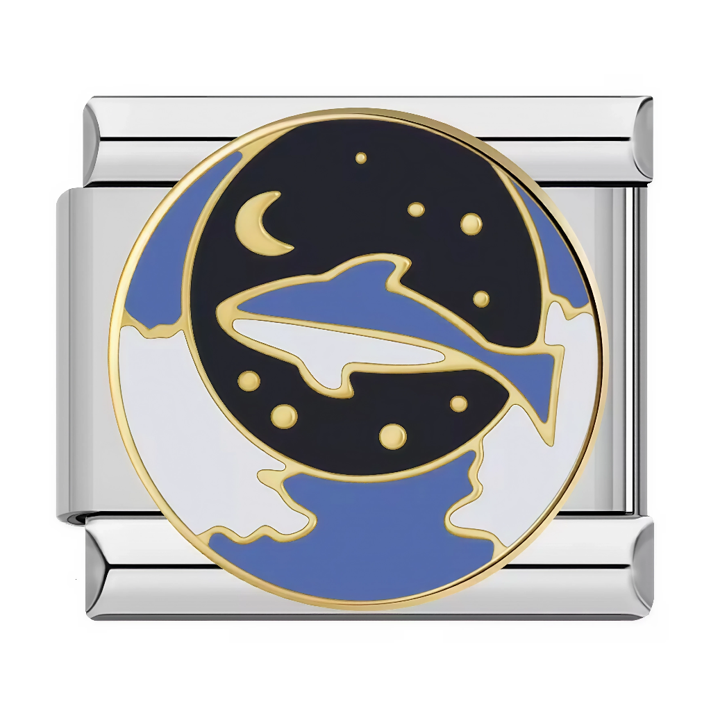 Ce charm italien montre un&nbsp;dauphin stylisé nageant devant un ciel nocturne noir parsemé d’étoiles dorées et d’un croissant de lune, le tout encerclé par des vagues bleues et blanches. Il convient parfaitement aux amoureux de l’océan et des univers mystiques qui souhaitent une touche poétique sur leur bracelet à charms italien.