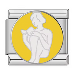 Ce charm italien montre une&nbsp;silhouette de femme assise en train de lire un livre, dessinée en ligne claire sur un fond jaune lumineux. Il convient parfaitement aux passionnés de lecture ou à ceux qui veulent célébrer un moment de calme et de concentration sur leur bracelet à charms italien.