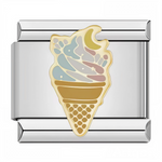 Ce charm italien dépeint une glace onctueuse aux tons pastel bleu, violet et rose, couronnée d'une lune courbée dans la crème, sur un cornet doré texturé pour une douceur cosmique et gourmande irrésistible. Parfait pour les gourmands rêveurs et fans de desserts féeriques qui veulent rafraîchir leur bracelet à charms italien d'une touche lunaire sucrée.