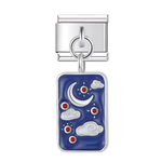Ce charm italien pendentif évoque un ciel nocturne bleu profond orné d'une lune courbée souriante, de nuages moelleux et de points rouges scintillants comme des étoiles, créant une ambiance rêveuse et féerique. Parfait pour les rêveurs et amoureux de la nuit qui veulent ajouter mystère et douceur cosmique à leur bracelet à charms italien.