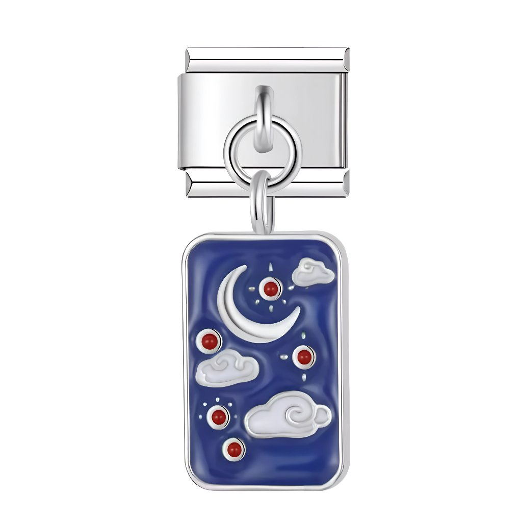 Ce charm italien pendentif évoque un ciel nocturne bleu profond orné d'une lune courbée souriante, de nuages moelleux et de points rouges scintillants comme des étoiles, créant une ambiance rêveuse et féerique. Parfait pour les rêveurs et amoureux de la nuit qui veulent ajouter mystère et douceur cosmique à leur bracelet à charms italien.