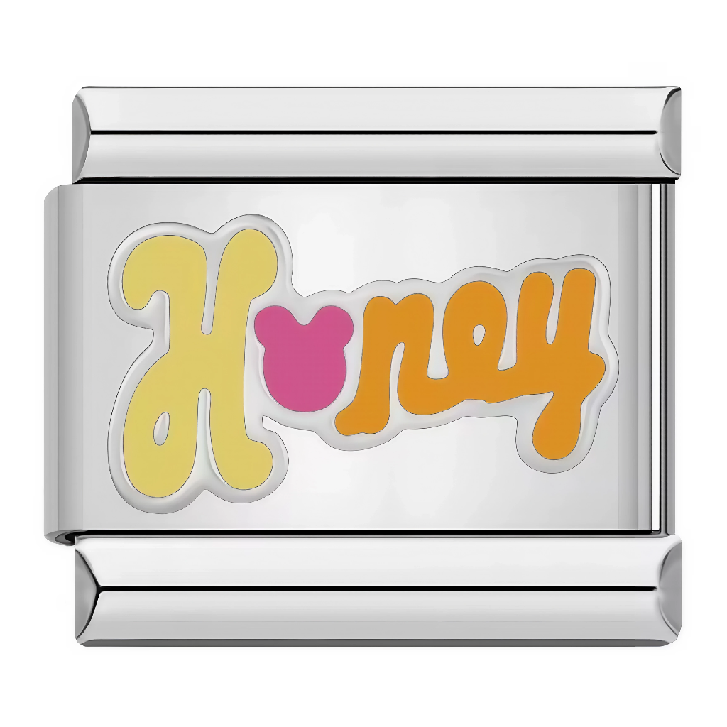 Ce charm italien affiche le mot&nbsp;“Honey” dans un style rétro très doux, avec des couleurs pastel jaune, orange et un cœur rose en forme de tête d’ours à la place du “o”. Ce design sucré et affectueux est idéal pour symboliser un surnom tendre ou une relation pleine de douceur sur un bracelet à charms italien.