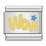 Ce charm italien met en avant le mot&nbsp;“wow”&nbsp;en jaune pastel dans un style manuscrit doux, accompagné d’une petite étoile bleue, sur un support argenté en acier inoxydable. Ce design joyeux et expressif est parfait pour ajouter une touche de surprise et de bonne humeur à un bracelet à charms italien, que ce soit pour célébrer un moment marquant ou simplement refléter une personnalité enthousiaste.