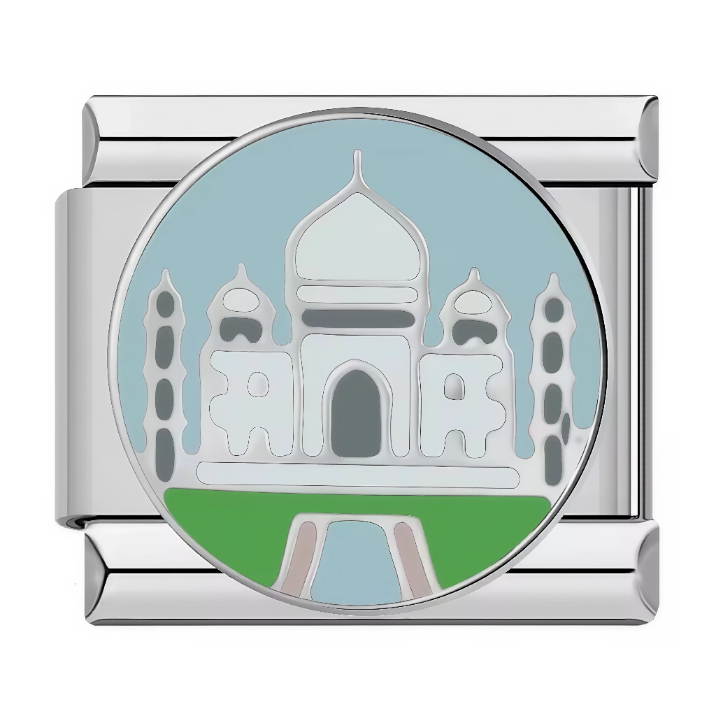 Ce charm italien illustre le Taj Mahal blanc avec dôme central et minarets, sur ciel bleu clair et jardin vert avec chemin. Ce monument indien emblématique est idéal pour les amateurs d’architecture moghole ou de voyages qui veulent beauté éternelle sur leur bracelet à charms italien.
