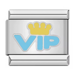 Ce charm italien met en avant le sigle&nbsp;“VIP” en bleu ciel surmonté d’une petite couronne jaune, pour un look fun et affirmé. Parfait pour une personne qui aime se sentir spéciale, il ajoute une touche “Very Important Person” à n’importe quel bracelet à charms italien.