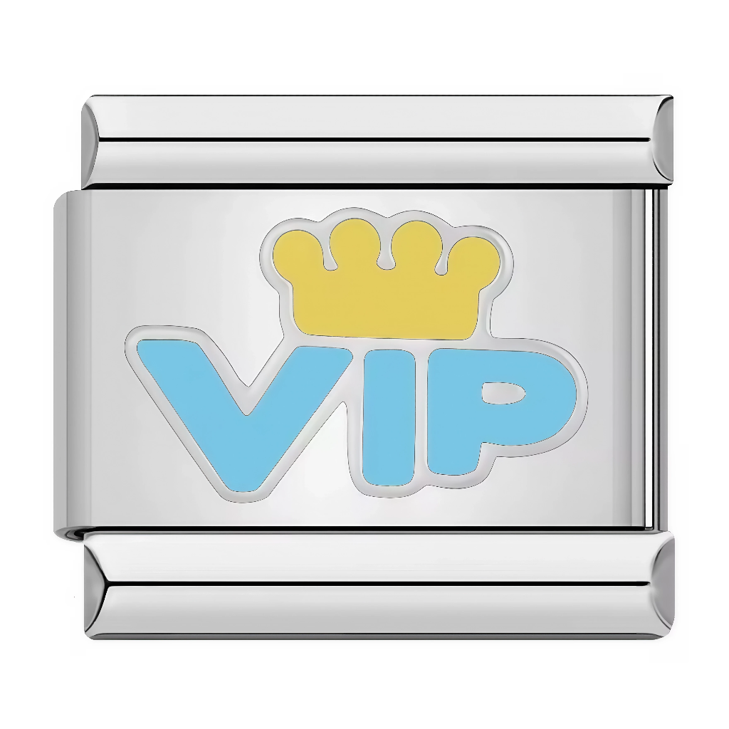 Ce charm italien met en avant le sigle&nbsp;“VIP” en bleu ciel surmonté d’une petite couronne jaune, pour un look fun et affirmé. Parfait pour une personne qui aime se sentir spéciale, il ajoute une touche “Very Important Person” à n’importe quel bracelet à charms italien.