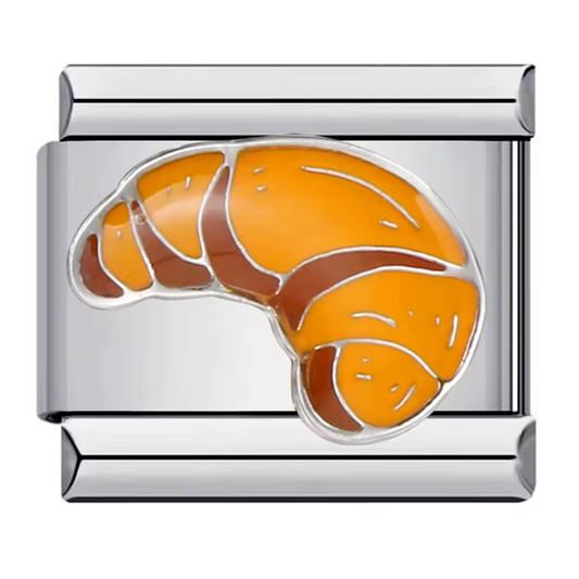 Ce charm italien délicat représente un croissant finement travaillé, symbole de douceur et de tradition française. Confectionné en acier inoxydable argenté de haute qualité, il séduit par ses détails soignés et son éclat durable. Facile à fixer, il s’intègre parfaitement à nos bracelets composés de 17 maillons extensibles et réglables, adaptés à tous les poignets. Compatible avec tous nos charms italiens, ce bijou gourmand apporte une touche élégante et chaleureuse à votre collection.