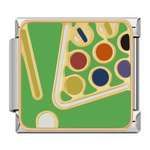 Ce charm italien reproduit un&nbsp;tapis de billard vert avec billes numérotées multicolores (noire, orange, rouge, violet, bleu, jaune). Ce motif ludique est idéal pour les joueurs de billard ou pool qui veulent un clin d’œil à leur loisir préféré sur un bracelet à charms italien.