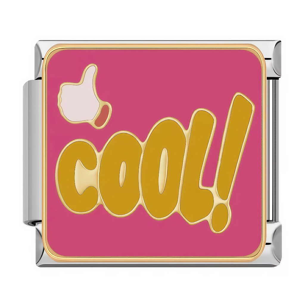 Ce charm italien affiche le mot&nbsp;“Cool!” en grosses lettres dorées, accompagné d’un petit pouce levé dans le coin supérieur gauche sur fond rose vif. Il apporte une touche fun et affirmée à un bracelet à charms italien, parfait pour exprimer une personnalité détendue et sûre d’elle.