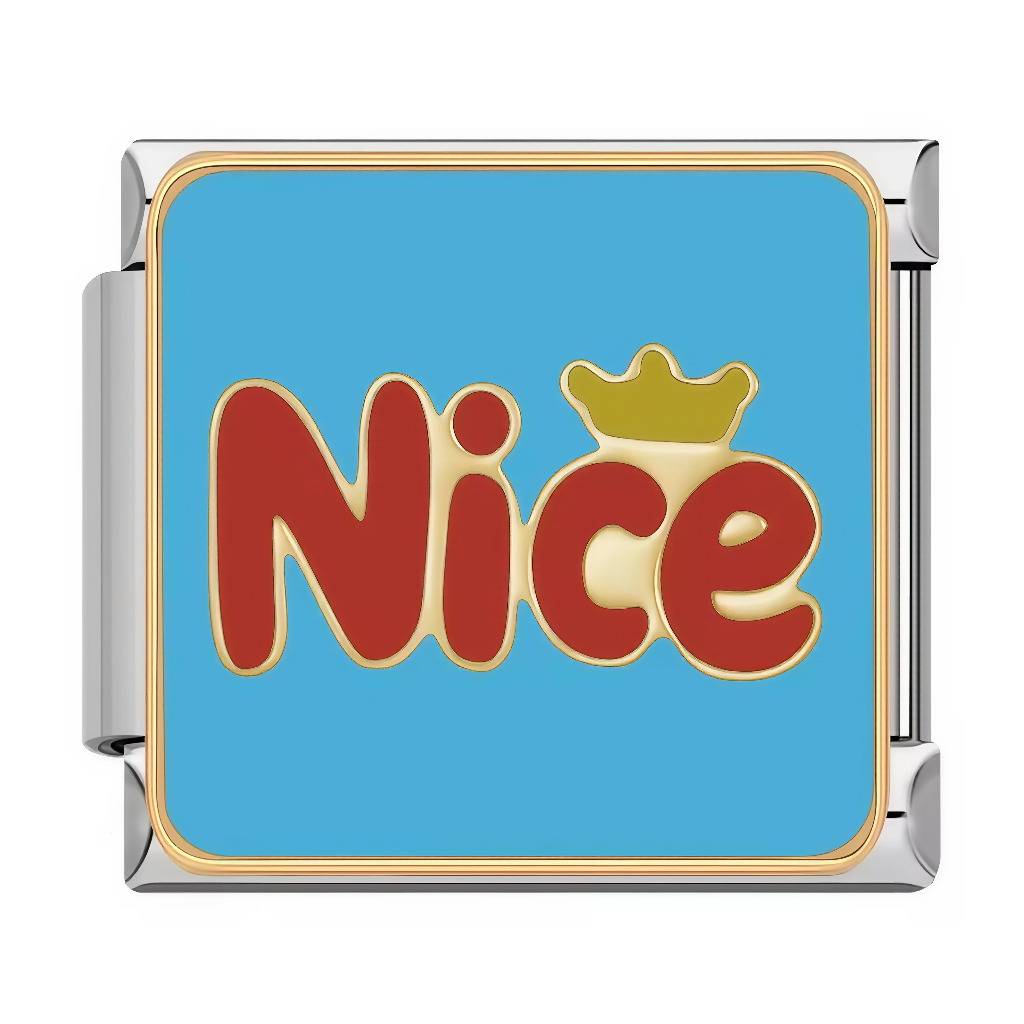Ce charm italien affiche le mot&nbsp;“Nice” en rouge sur une base dorée, sur un fond bleu vif, avec une petite couronne dorée au‑dessus des dernières lettres. Il est parfait pour mettre en avant une personnalité gentille ou pour offrir un compliment discret à quelqu’un que l’on trouve “trop sympa”.