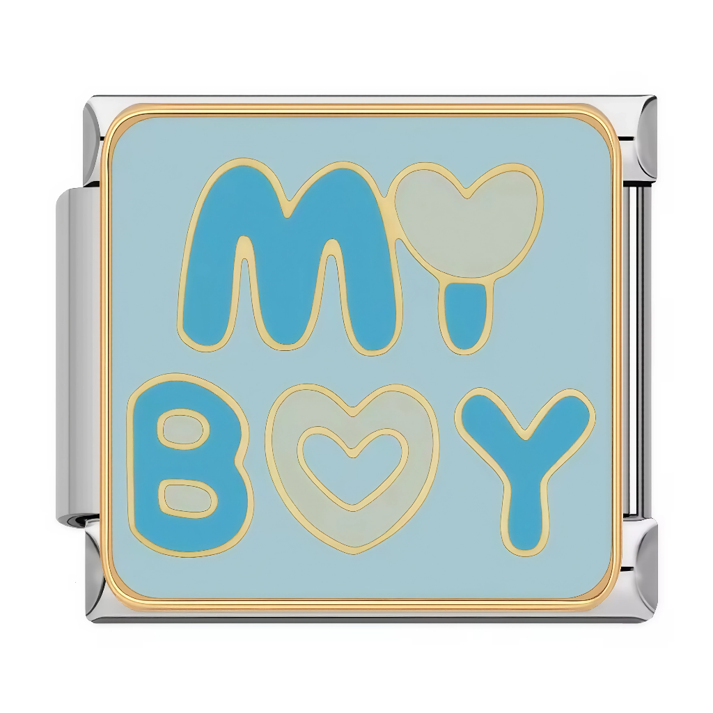 Ce charm italien affiche l’expression&nbsp;“My Boy” en bleu pastel, avec deux cœurs crème intégrés au design, sur un fond bleu ciel encadré de doré. Il est idéal pour symboliser un fils, un petit ami ou un garçon qui compte beaucoup, à porter ou à offrir sur un bracelet à charms italien.