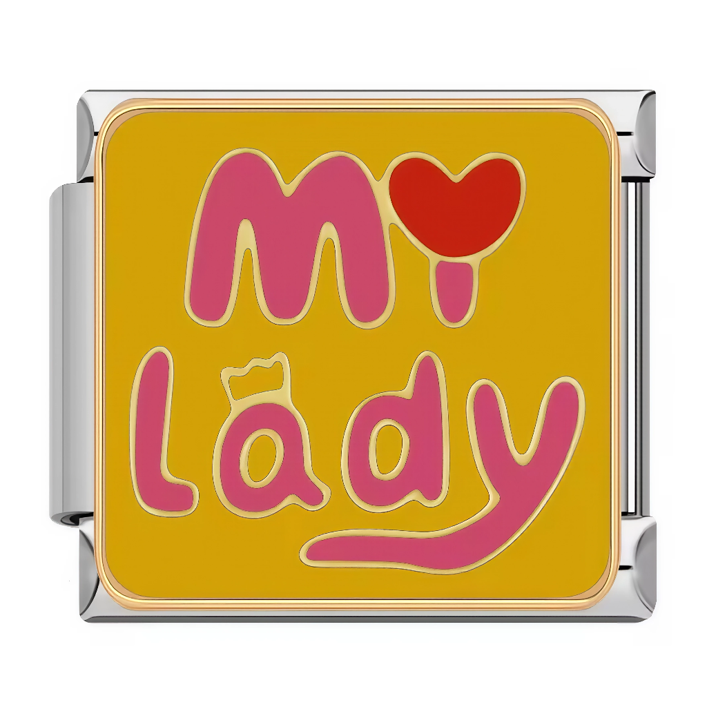 Ce charm italien affiche l’expression&nbsp;“My Lady” en rose, avec un cœur rouge à la place du “y” de “My”, sur un fond jaune lumineux. Il est parfait pour célébrer une femme spéciale, qu’il s’agisse d’une partenaire, d’une épouse ou simplement d’une “lady” importante dans votre vie.