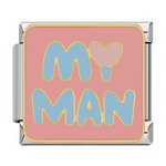 Ce charm italien affiche l’inscription&nbsp;“My Man” en grosses lettres bleu pastel, avec un cœur rose à la place du “y”, sur un fond rose poudré encadré de doré. Il est parfait pour représenter son compagnon ou une personne masculine chère, à porter ou à offrir sur un bracelet à charms italien.