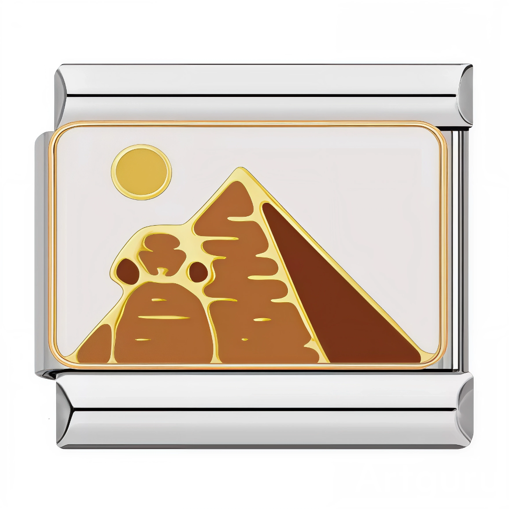 Ce charm italien montre une pyramide égyptienne (Gizeh) en marron-orangé avec soleil jaune au-dessus, sur fond blanc sable. Ce symbole antique est parfait pour les passionnés d’histoire ou de voyages qui veulent mystère sur leur bracelet à charms italien.
