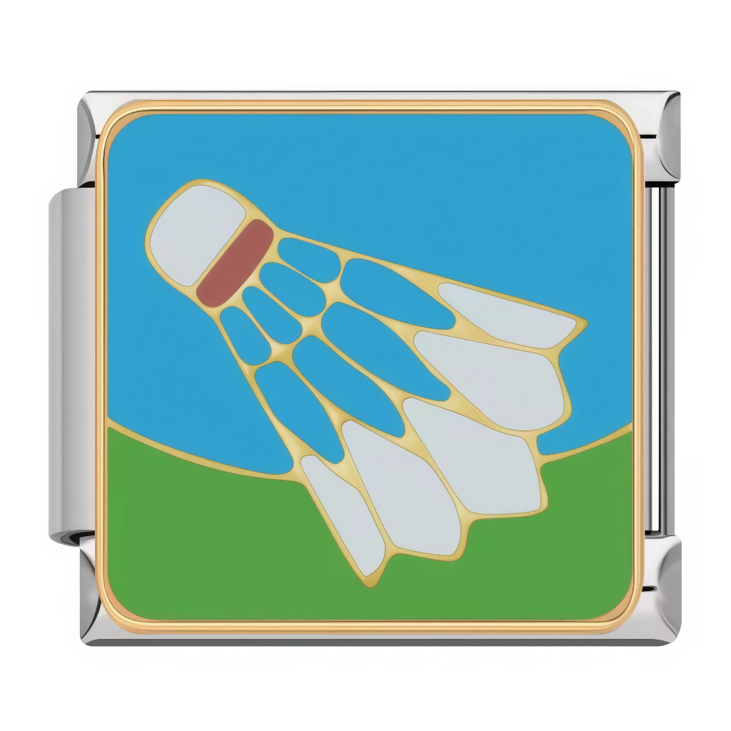Ce charm italien montre un&nbsp;volant de badminton blanc avec plumes bleues, volant au-dessus d’un terrain vert. Ce motif sportif est parfait pour les joueurs de badminton qui veulent célébrer leur sport sur un bracelet à charms italien.