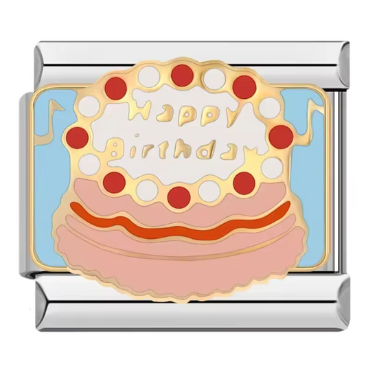 Ce charm italien délicieusement festif représente un gâteau d’anniversaire décoré avec soin, symbole de joie et de célébration. Disponible en deux finitions – argentée ou dorée – il est confectionné en acier inoxydable de haute qualité pour un éclat durable et des détails raffinés. Facile à fixer, il se glisse parfaitement sur nos bracelets composés de 17 maillons extensibles et réglables, adaptés à tous les poignets. Compatible avec tous nos charms italiens, ce bijou est idéal pour marquer un anniversaire 