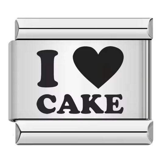Ce charm italien délicieusement gourmand arbore l’inscription « I Love Cake » en lettres élégantes sur une finition argentée brillante. Conçu en acier inoxydable de haute qualité, il allie solidité et élégance pour un look moderne et subtil. Facile à clipser, il s’adapte parfaitement à nos bracelets composés de 17 maillons extensibles et réglables, convenant à toutes les tailles de poignet. Compatible avec tous nos charms italiens, ce bijou est idéal pour les amoureux de douceurs, ajoutant une touche sucrée