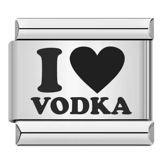 Ce charm italien tendance exprime votre amour pour la vodka avec un design élégant en acier inoxydable argenté. Facile à fixer, il s’adapte parfaitement à nos bracelets composés de 17 maillons extensibles et réglables, adaptés à tous les poignets. Compatible avec tous nos charms italiens, ce bijou stylé apporte une touche moderne et personnalisée à votre collection.