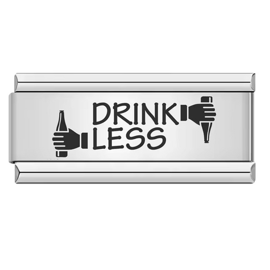Ce charm italien long et raffiné arbore l’inscription “Drink Less”, un message plein d’humour et de style. Confectionné en acier inoxydable argenté de haute qualité, il séduit par son éclat durable et son design minimaliste. Facile à fixer, il s’adapte parfaitement à nos bracelets composés de 17 maillons extensibles et réglables, convenant à tous les poignets. Compatible avec tous nos charms italiens, ce bijou est idéal pour affirmer sa personnalité avec une touche subtile et originale.