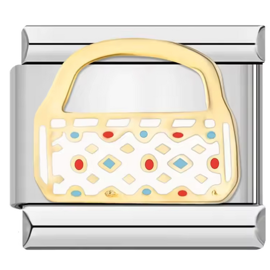 Ce charm italien élégant représente un panier finement travaillé, symbole de nature, simplicité et partage. Confectionné en acier inoxydable argenté de haute qualité, il séduit par ses détails soignés et son éclat durable. Facile à fixer, il s’adapte parfaitement à nos bracelets composés de 17 maillons extensibles et réglables, adaptés à tous les poignets. Compatible avec tous nos charms italiens, ce bijou intemporel apporte une touche authentique et chaleureuse à votre collection.