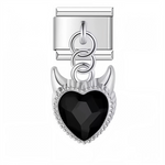 Ce charm italien pendentif séduit par son cœur noir facetté serti d’un élégant cerclage et surmonté de deux cornes argentées, symbole d’audace et de mystère. La sobriété du noir couplée à la brillance de l’argent sterling 925 en fait un accessoire raffiné et original, parfait pour personnaliser un bracelet à charms italien au style gothique ou rock. Un bijou aux finitions soignées pour affirmer son caractère avec élégance.

Caractéristiques

Matière : Argent sterling 925, cristal noir facetté
Design : Cœur 
