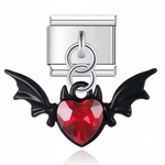 Ce charm italien pendentif capture l’esprit gothique et romantique avec un cœur rouge intense en cristal, encadré de grandes ailes noires de chauve-souris. Le contraste entre la brillance du cœur et la finition sombre des ailes offre un style audacieux et mystérieux, idéal pour personnaliser un bracelet à charms italien. Sa monture raffinée en argent sterling 925 témoigne d’une qualité supérieure et d’une élégance durable.

Caractéristiques

Matière : Argent sterling 925, cristal rouge, émail noir
Design : 