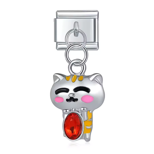 Ce charm italien pendentif en acier inoxydable argenté représente un chat délicatement sculpté, tenant entre ses pattes une pierre rouge scintillante. Ce bijou allie douceur et élégance avec une touche de mystère, parfait pour les amoureux des chats ou ceux qui aiment les détails symboliques et raffinés. Le format pendentif apporte un léger mouvement au bracelet, accentuant l’éclat de la pierre à chaque geste. Facile à accrocher, il s’adapte à nos bracelets composés de 17 maillons extensibles et réglables, 