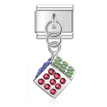 Ce charm italien pendentif en forme de dé 3D est orné de pierres colorées délicatement incrustées sur chaque face, représentant les chiffres. Fabriqué en acier inoxydable de haute qualité, il allie robustesse et éclat grâce à ses détails colorés. Ce pendentif s’attache facilement à vos bracelets ou colliers, apportant une touche ludique et raffinée à votre bijou. Tous nos charms italiens sont compatibles entre eux, vous permettant de personnaliser votre style selon vos envies.