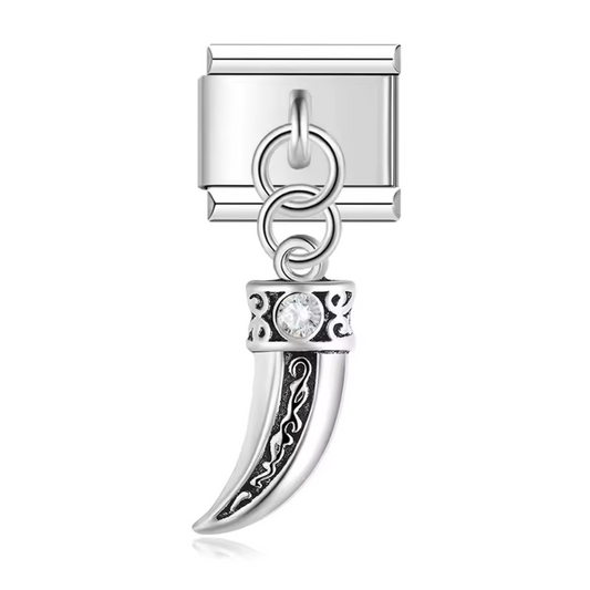 Ce charm italien pendentif en acier inoxydable argenté arbore une griffe royale au design puissant, associant des nuances noires et grises pour un rendu élégant et affirmé. Ce bijou évoque la force, la noblesse et l’instinct, parfait pour celles et ceux qui recherchent un symbole fort à porter au poignet. Son format pendentif ajoute du mouvement et de la prestance à votre bracelet. Facile à accrocher, il s’adapte à nos bracelets composés de 17 maillons extensibles et réglables, convenant à toutes les taille