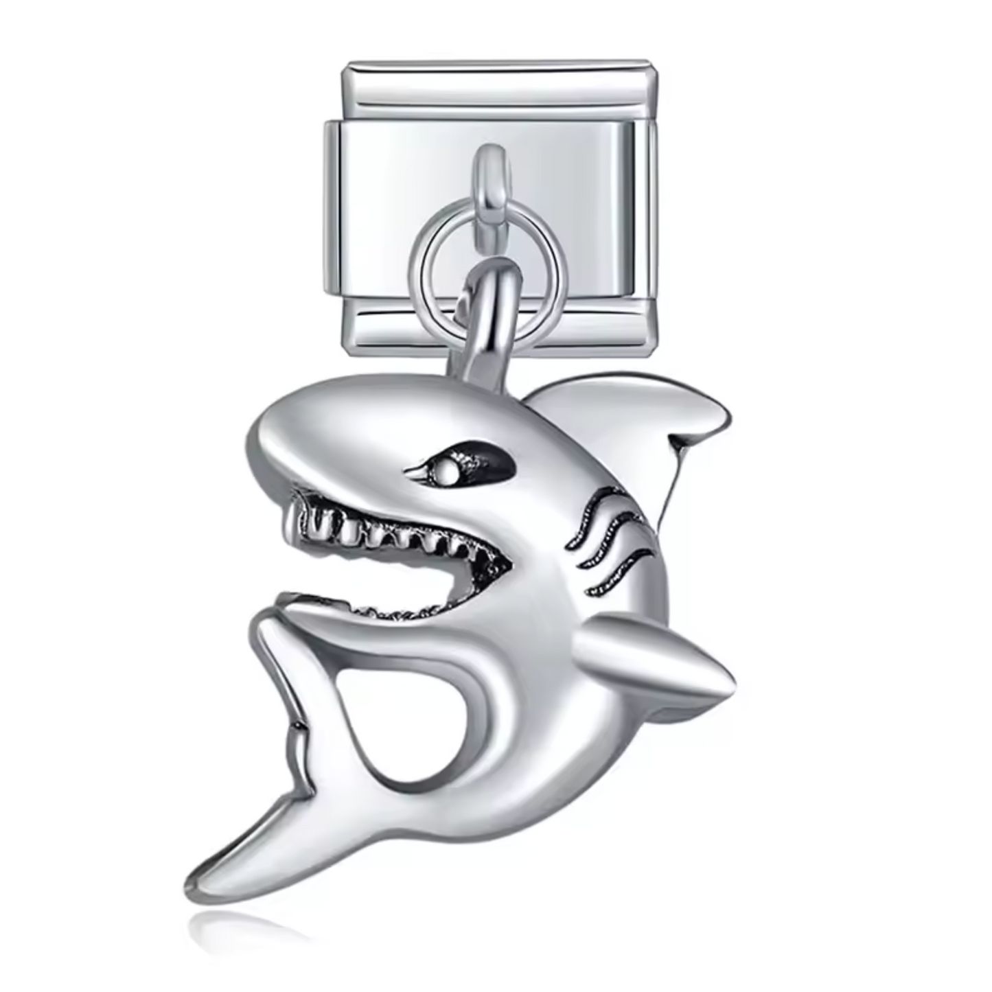 Ce charm italien pendentif en acier inoxydable argenté capture la silhouette dynamique d’un requin élégant, symbole de puissance et de liberté. Son design épuré et moderne apporte une touche audacieuse et sophistiquée à votre bracelet. Le format pendentif ajoute du mouvement, mettant en valeur la finesse des détails à chaque geste. Facile à accrocher, il s’adapte parfaitement à nos bracelets composés de 17 maillons extensibles et réglables, convenant à toutes les tailles de poignet. Compatible avec tous nos