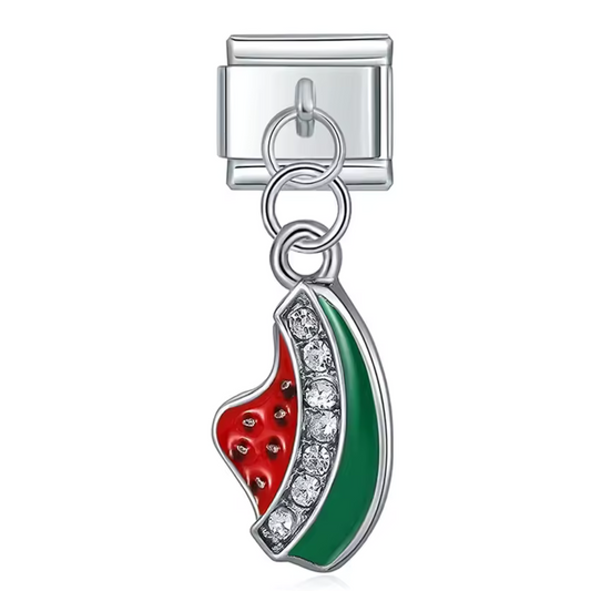 Ce charm italien pendentif représente une tranche de pastèque fraîche et colorée, symbole de fraîcheur estivale et de gaieté. Confectionné en acier inoxydable argenté de haute qualité, il séduit par ses détails minutieux et sa finition brillante. Facile à fixer, il se glisse parfaitement sur nos bracelets composés de 17 maillons extensibles et réglables, adaptés à tous les poignets. Compatible avec tous nos charms italiens, ce bijou fruité apporte une touche lumineuse et joyeuse à votre collection.