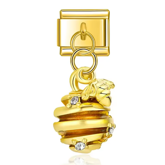 Charm italien en argent 925 finition dorée, représentant une ruche accompagnée d’une abeille délicatement sculptée. Parfait pour ajouter une touche nature et originale à vos bracelets ou colliers.

Caractéristiques
– Métal : argent 925 doré
– Design : ruche avec abeille
– Type : pendentif
– Finition soignée et détaillée