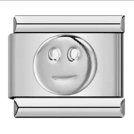 Ce charm italien argenté arbore un smiley rayonnant, symbole universel de bonne humeur et d’ondes positives. Sa finition brillante capture la lumière et reflète une énergie pétillante, parfaite pour illuminer n’importe quel bracelet. En métal argenté de qualité, il marie simplicité ludique et élégance discrète, pour un bijou qui célèbre la joie de vivre au quotidien.