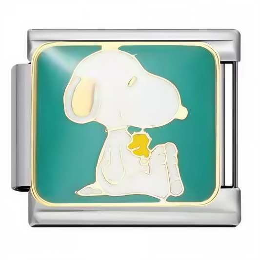 Ce charm italien adorable représente Snoopy assis paisiblement avec son fidèle ami Woodstock posé sur lui. Fabriqué en acier inoxydable de haute qualité, il allie robustesse et détails soignés pour capturer toute la tendresse de ces personnages iconiques. Facile à fixer, il s’adapte à nos bracelets composés de 17 maillons extensibles et réglables, convenant à toutes les tailles de poignet. Compatible avec tous nos charms italiens, il est parfait pour personnaliser votre bracelet avec une touche de douceur