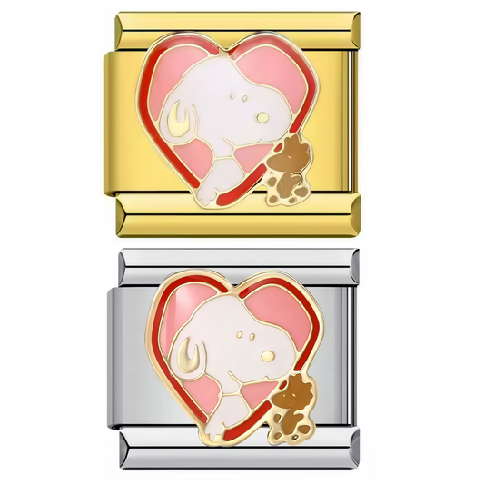Ce charm italien élégant présente Snoopy niché dans un cœur rouge vibrant, accompagné de Woodstock à ses côtés, pour un duo tendre et complice. Réalisé en acier inoxydable avec des finitions argentées et dorées, il allie brillance et raffinement tout en garantissant robustesse et qualité. Facile à fixer, il s’adapte aux bracelets composés de 17 maillons extensibles et réglables, adaptés à toutes les tailles de poignet. Compatible avec tous nos charms italiens, ce bijou apporte une touche romantique et chale