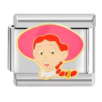 Ce charm italien capture le sourire pétillant de Jessie, la cowgirl intrépide de Toy Story. Confectionné en acier inoxydable argenté de haute qualité, il se distingue par ses détails soignés et sa finition brillante, pour un bijou durable et plein de caractère. Facile à fixer, il se glisse parfaitement sur nos bracelets composés de 17 maillons extensibles et réglables, adaptés à tous les poignets. Compatible avec tous nos charms italiens, ce bijou est parfait pour ajouter une touche d’aventure et de charme 